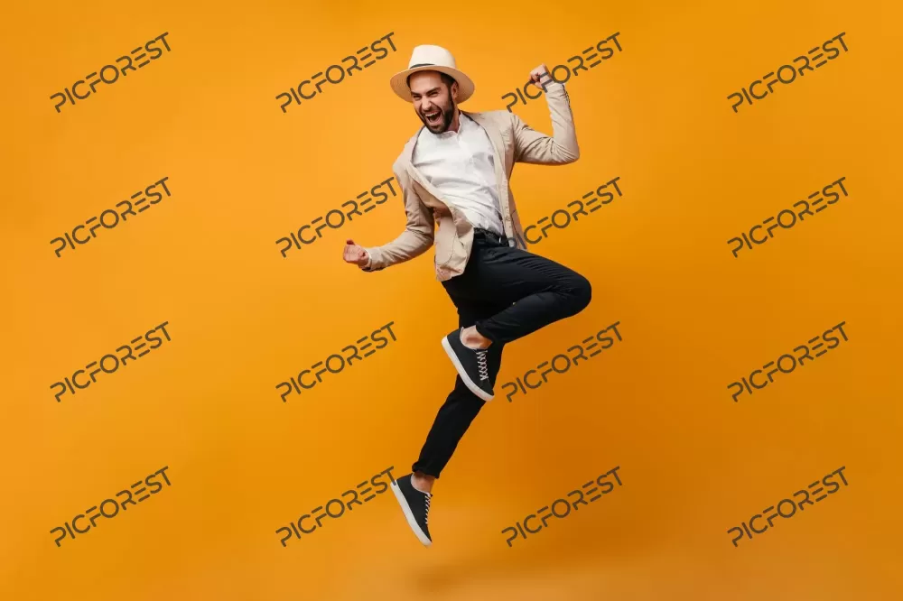 دانلود عکس یک مرد جوان که از شدت خوشحالب به هوا پریده