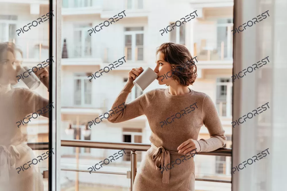 دانلود عکس زن جوان در حال خوردن قهوه