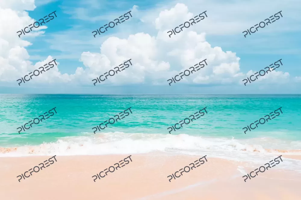 دانلود عکس ساحل آرام در یک جزیره با آسمان آبی