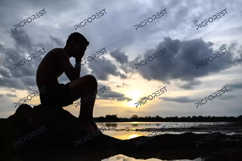 دانلود عکس یک مرد غمگین و ناراحت در ساحل