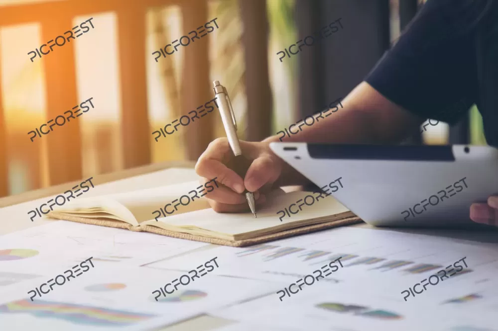 دانلود عکس خانمی در حال امضای یک سند