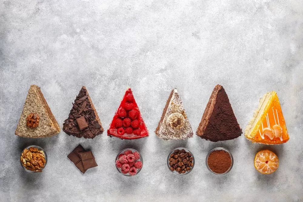 دانلود چند تکه کیک میوه‌ای روی یک میز