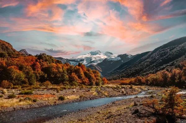 دانلود عکس یک کوهستان آفتابی در فصل پاییز