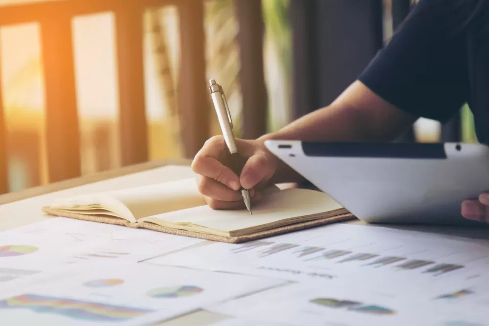 دانلود عکس خانمی در حال امضای یک سند