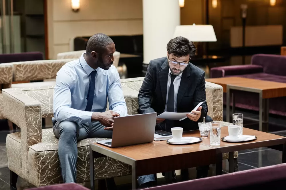 دانلود عکس دو مدیر در حال صحبت و مذاکره