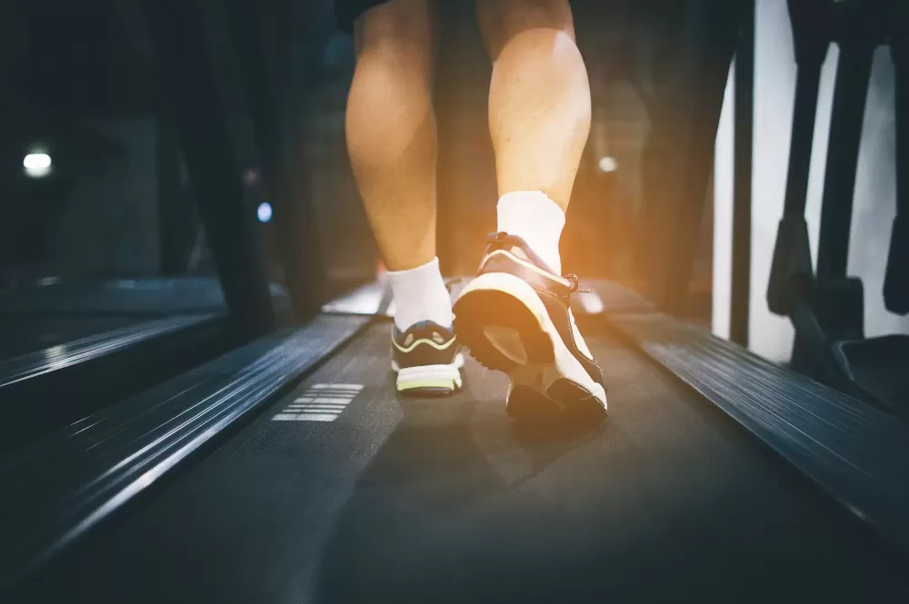 دانلود یک مرد در حال راه رفتن روی تردمیل